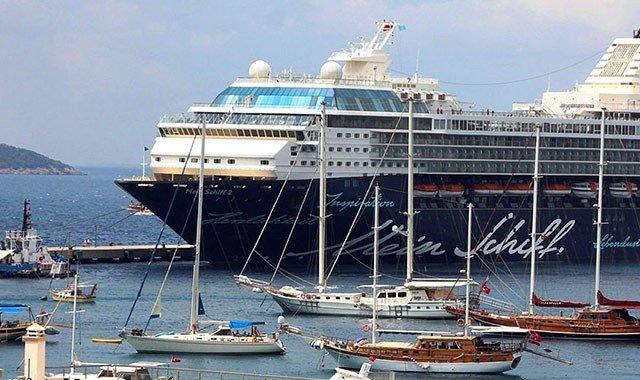 Gulet Charter vs Cruise Ship